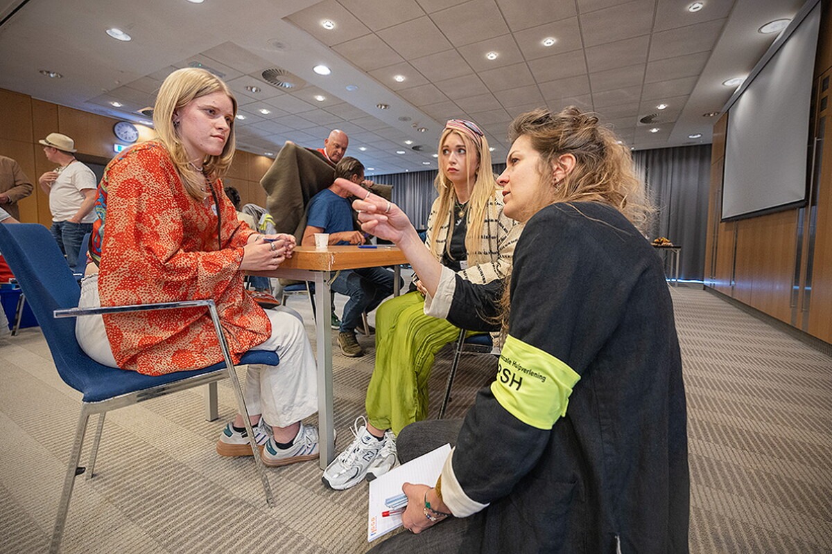 Getroffene en hulpverlener in gesprek